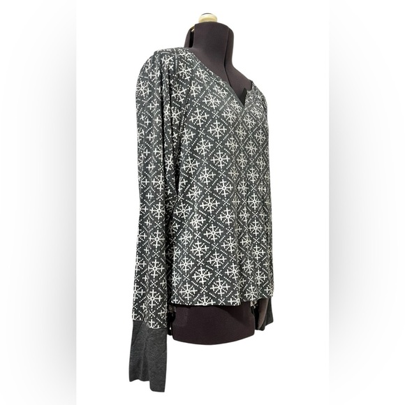 Love by GAP Gray/White Snowflake Patterned Pajama Top Size S - Picture 2 of 10